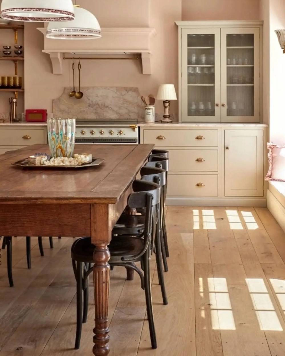 Quy trình sơn Inchem cao cấp cho tủ bếp tân cổ điển đạt độ bền màu tối ưu