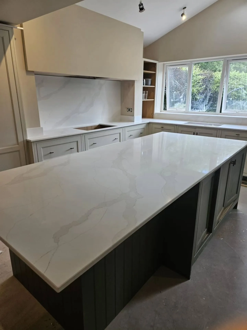 Không gian bếp mở với mặt đá thạch anh màu vàng kem