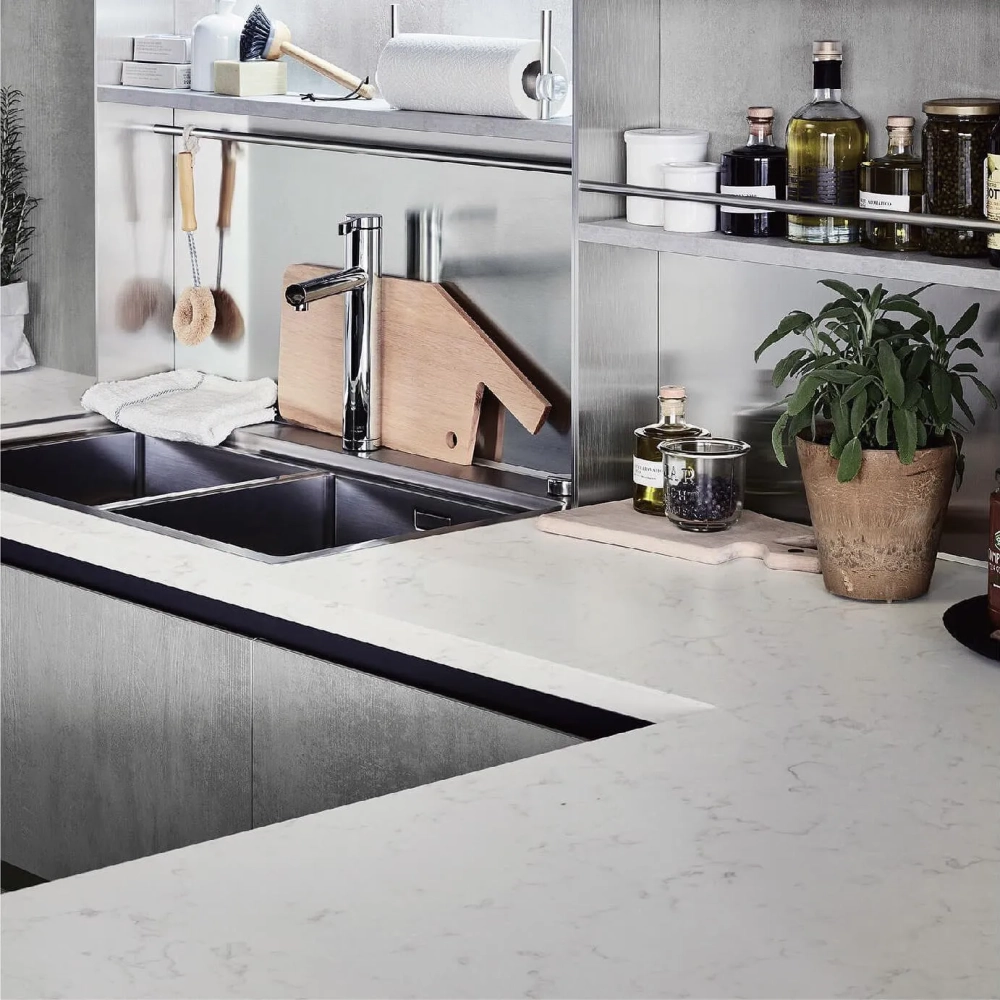 Mẫu đá bếp thạch anh màu trắng vân mây thanh lịch cho phòng bếp Minimalism