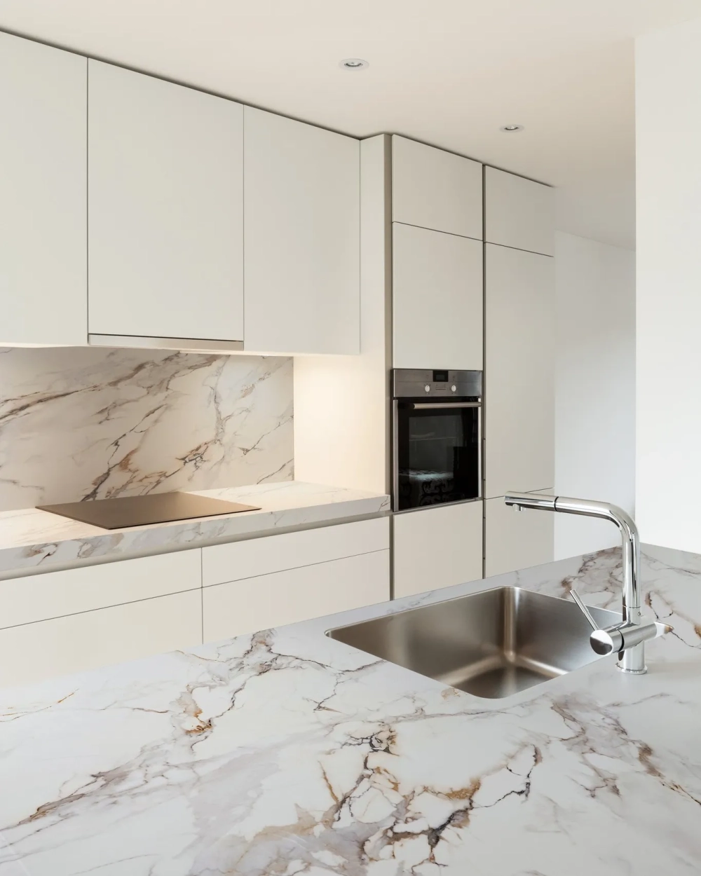 Sự kết hợp hoàn mỹ giữa đá thạch anh và tủ bếp gỗ