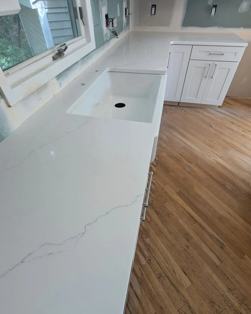 Thiết kế đá bếp thạch anh kết hợp chậu rửa bát âm tủ hiện đại