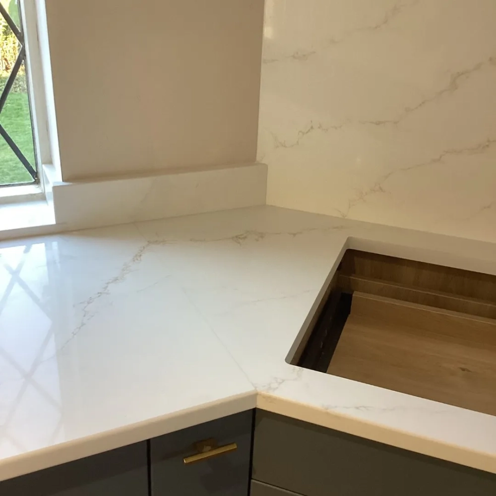 Khu vực sơ chế sạch sẽ với đá bếp thạch anh trắng