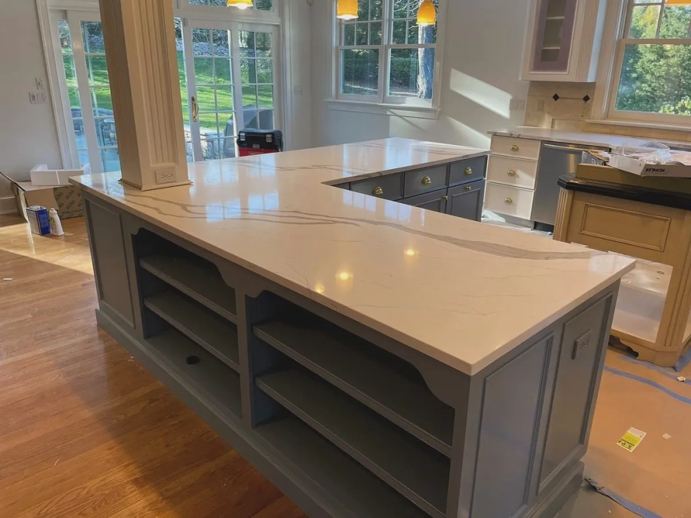 Mặt bếp đá thạch anh trắng tinh khôi cho căn hộ nhỏ