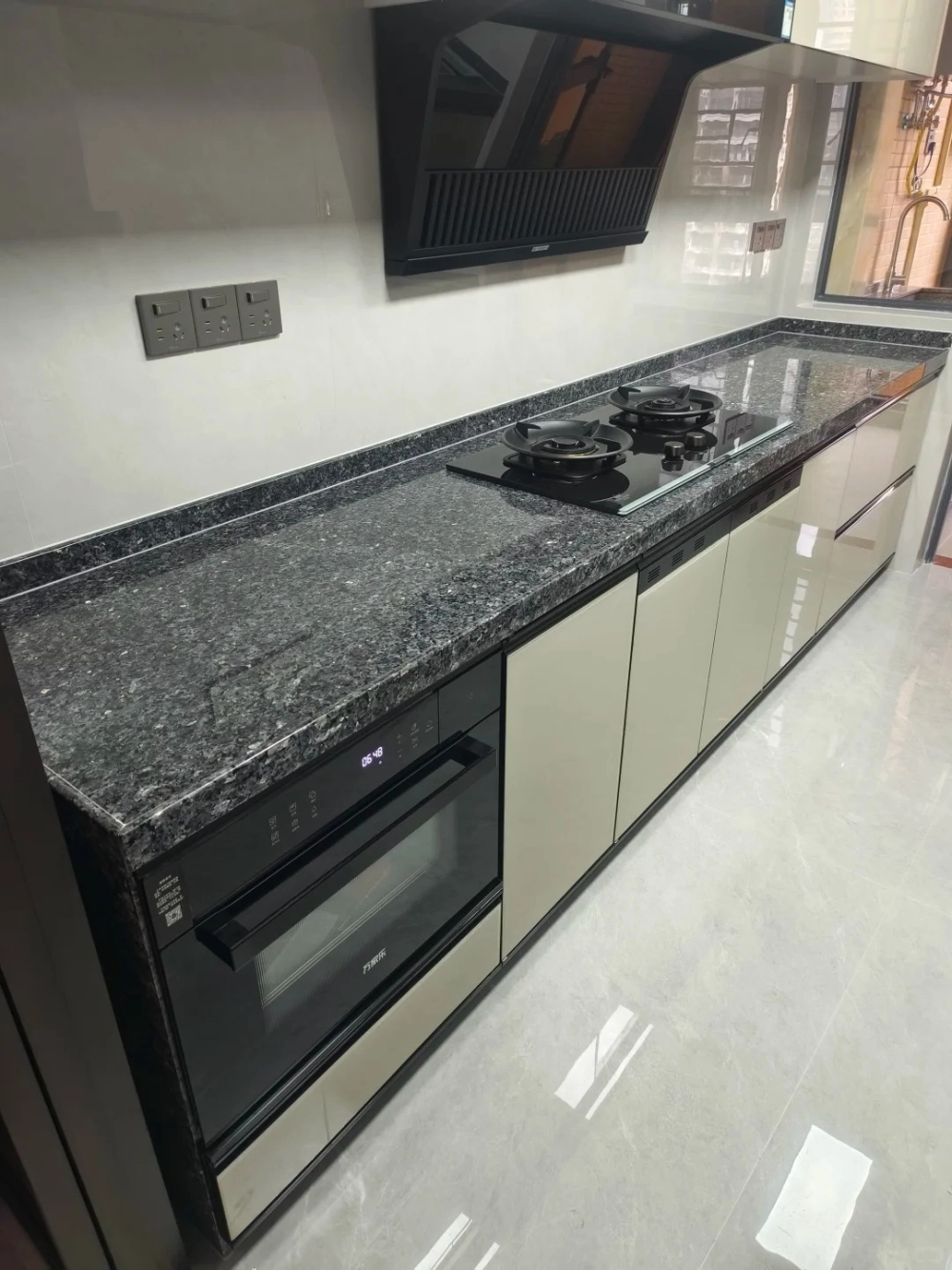 Mẫu bếp hiện đại sử dụng đá kim sa trung làm điểm nhấn