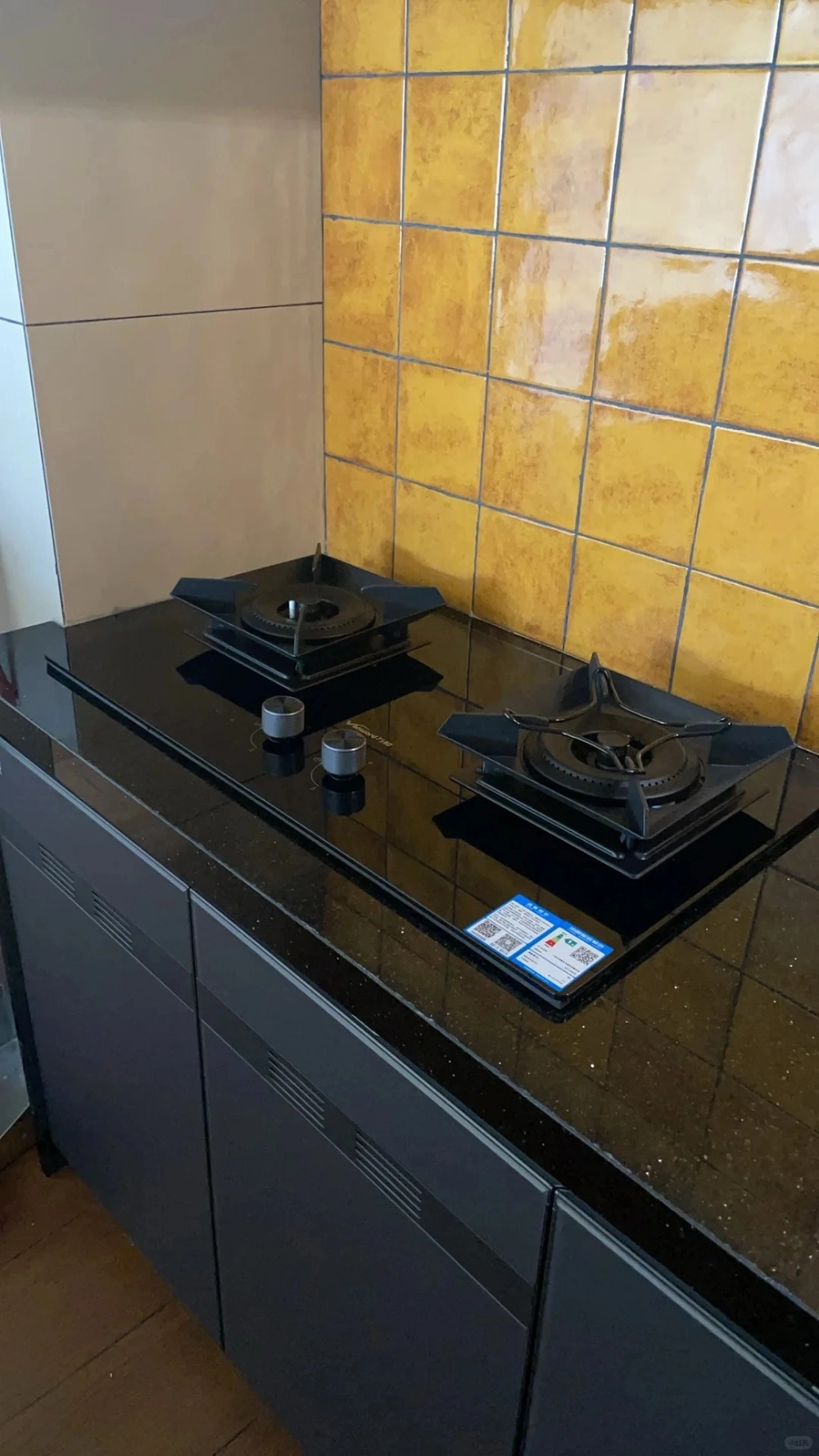 Cận cảnh hạt tinh thể đồng trên bề mặt đá kim sa trung