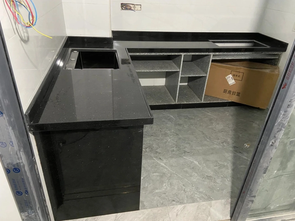 Không gian bếp ấm cúng với mặt đá kim sa trung lấp lánh