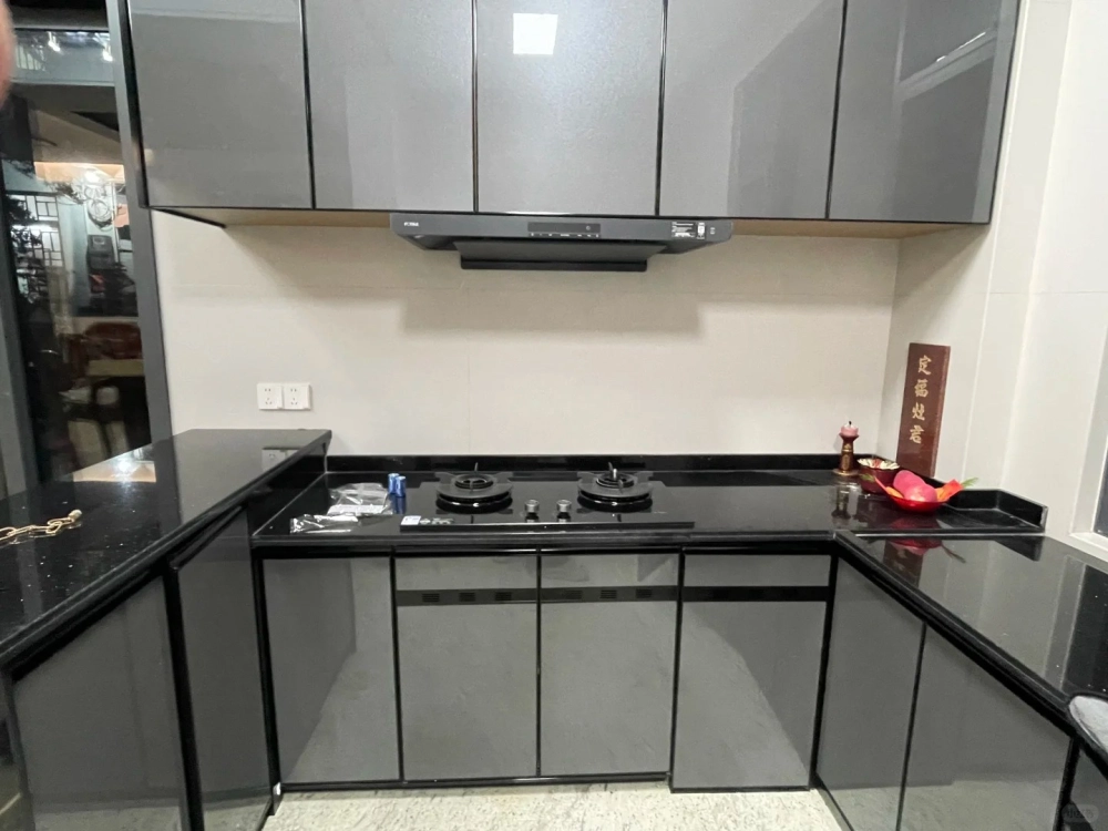 Đá kim sa trung ốp bếp kết hợp tủ bếp gỗ trắng tinh tế