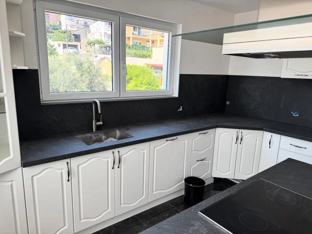 Tổng thể căn bếp sang trọng nhờ lắp đặt đá kim sa trung