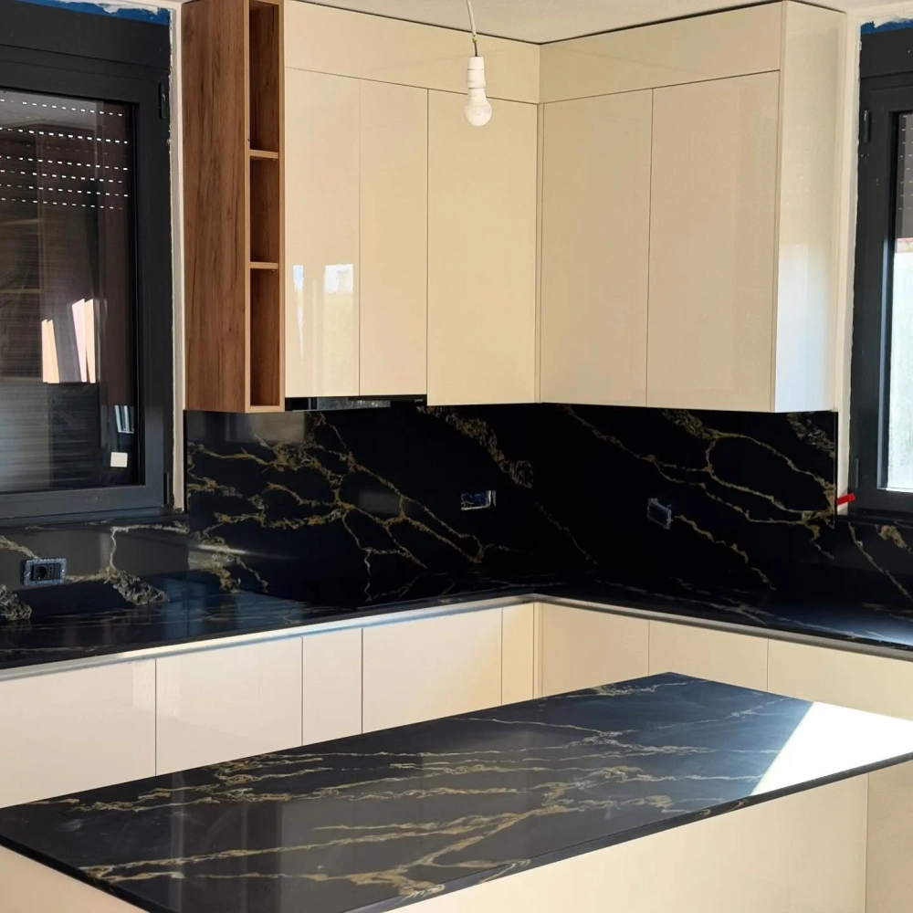 Ánh sáng đèn led phản chiếu trên nền đá kim sa trung huyền ảo