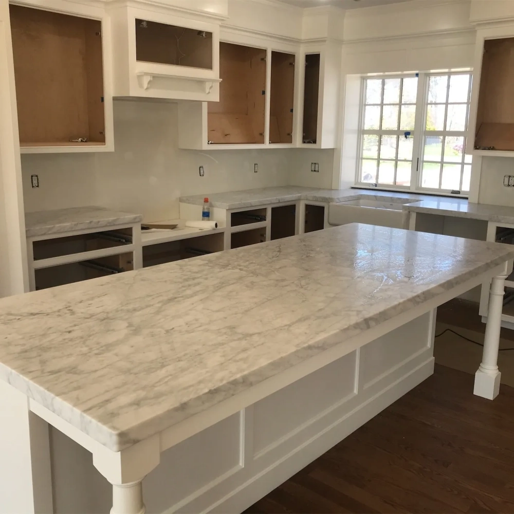 Bàn ăn mặt đá trắng vân mây đồng điệu với không gian bếp