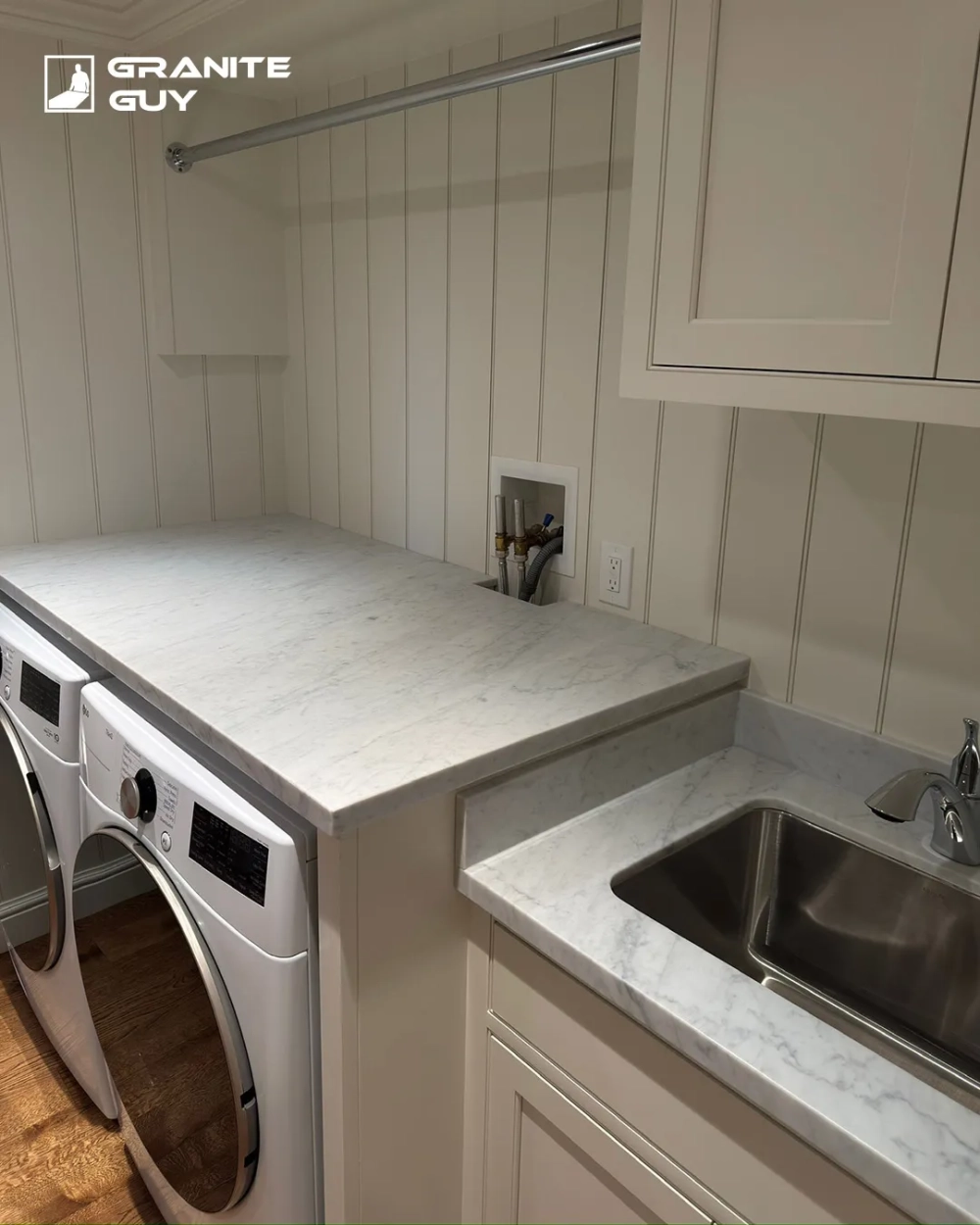 Đá trắng vân mây kết hợp cùng đèn led trang trí mặt bếp