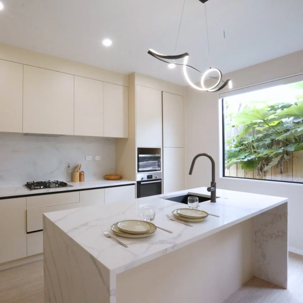 Mẫu đá trắng vân mây mờ cho cảm giác hiện đại và mộc mạc