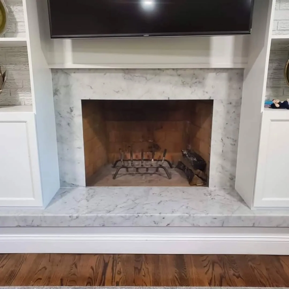 Đá trắng vân mây vân vàng nhạt mang lại cảm giác ấm cúng