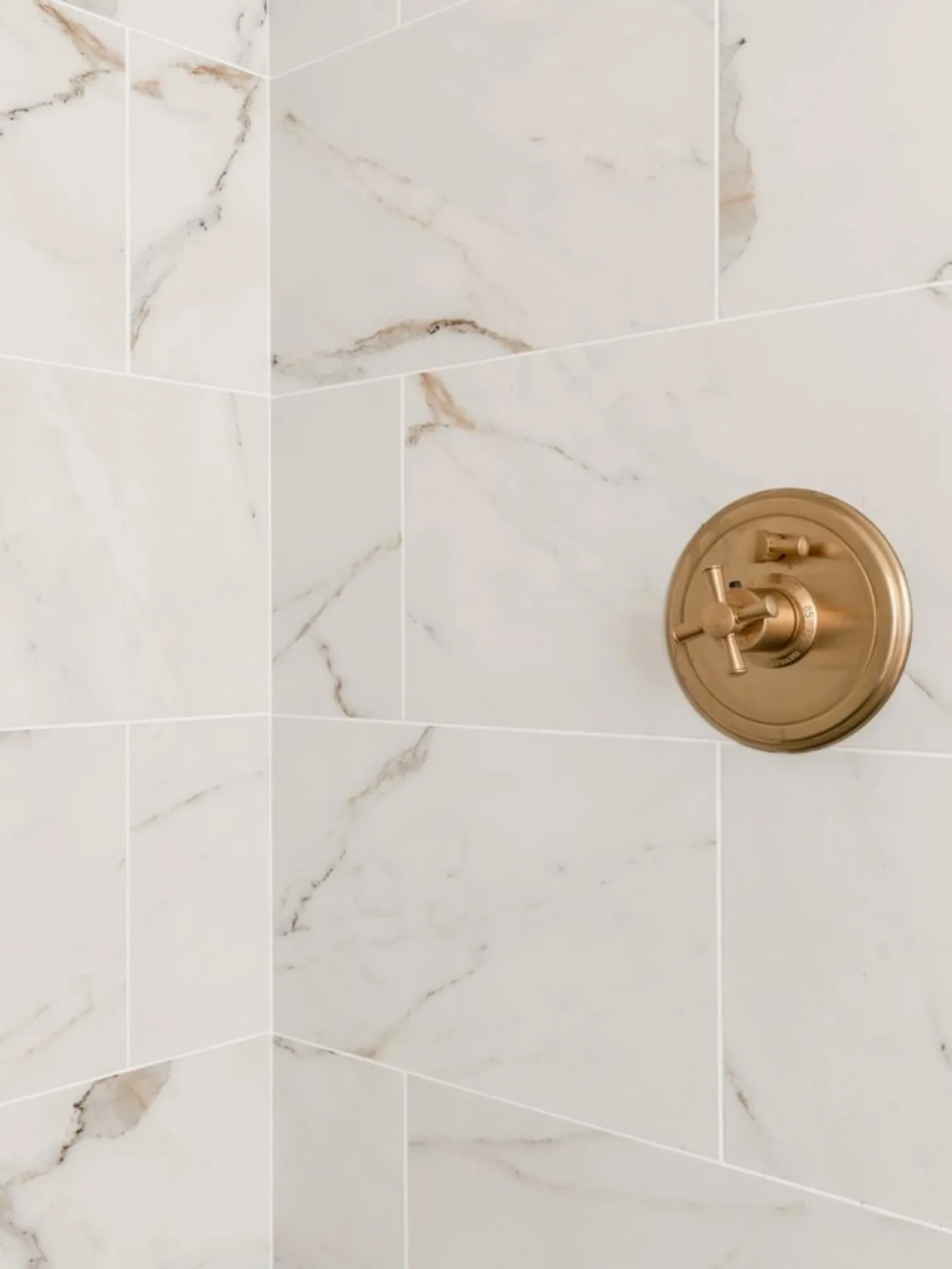 Mặt bếp đá trắng vân mây chịu nhiệt tốt cho gia đình hay nấu nướng