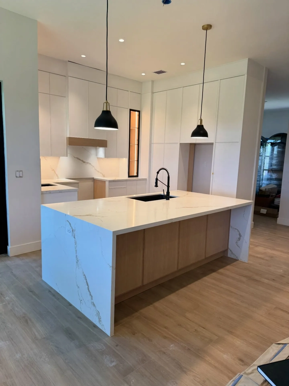 Mẫu đá trắng vân mây nhân tạo có độ bóng cao dễ vệ sinh