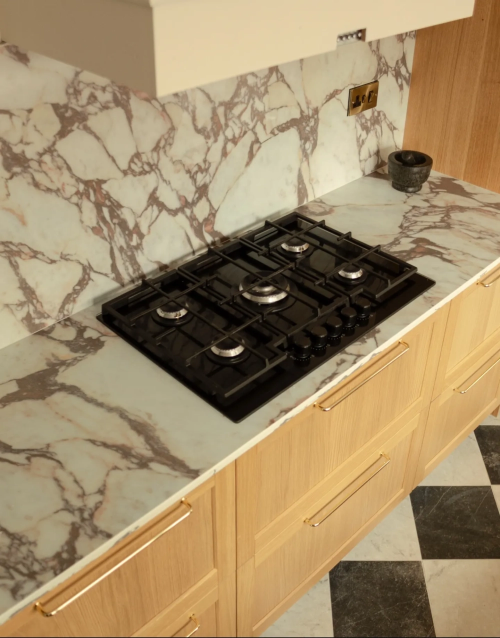 Thiết kế mặt bếp bằng đá trắng vân mây kết hợp tủ bếp gỗ công nghiệp