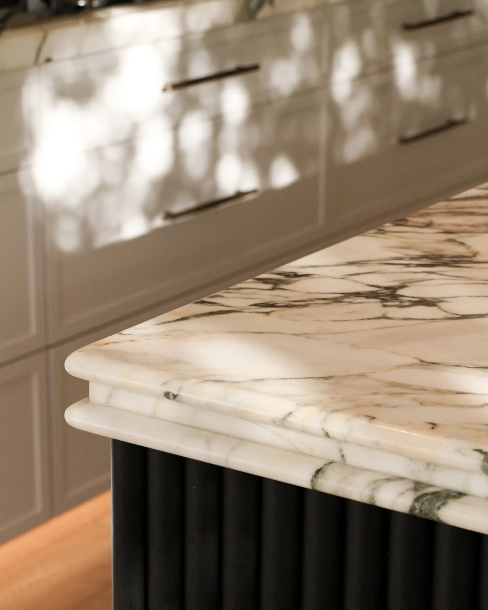 Đá trắng vân mây ốp tường bếp tạo sự đồng bộ và sang trọng