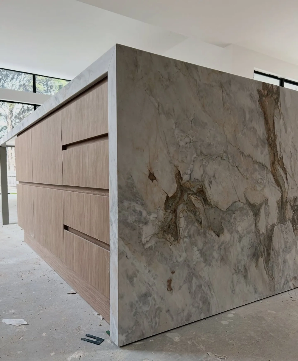 Đá trắng vân mây phối cùng phụ kiện bếp màu đen hiện đại