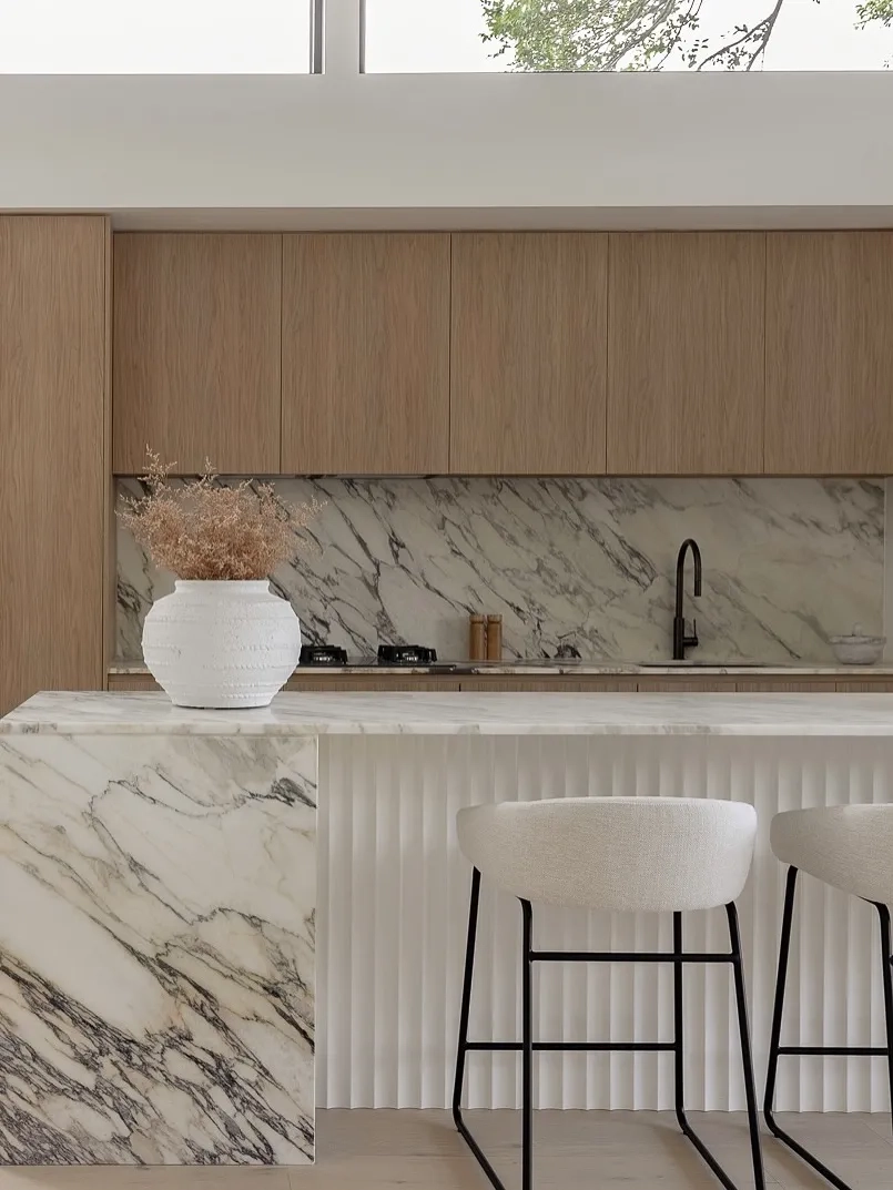 Cách vệ sinh mặt đá trắng vân mây bằng khăn mềm để tránh trầy xước bề mặt