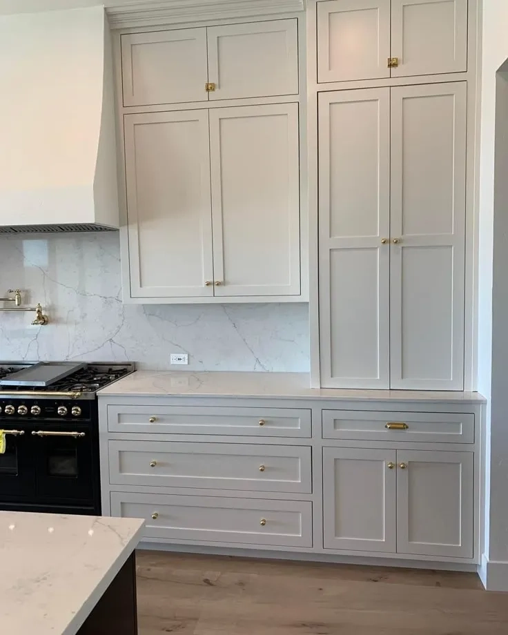 Mẫu đá trắng vân mây nhân tạo với đường vân mềm mại trên bàn đảo bếp