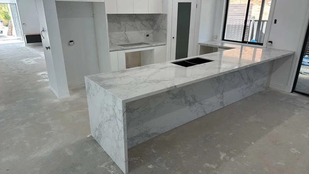 Mẫu đá trắng vân mây vân xám mảnh mai cho không gian nhỏ