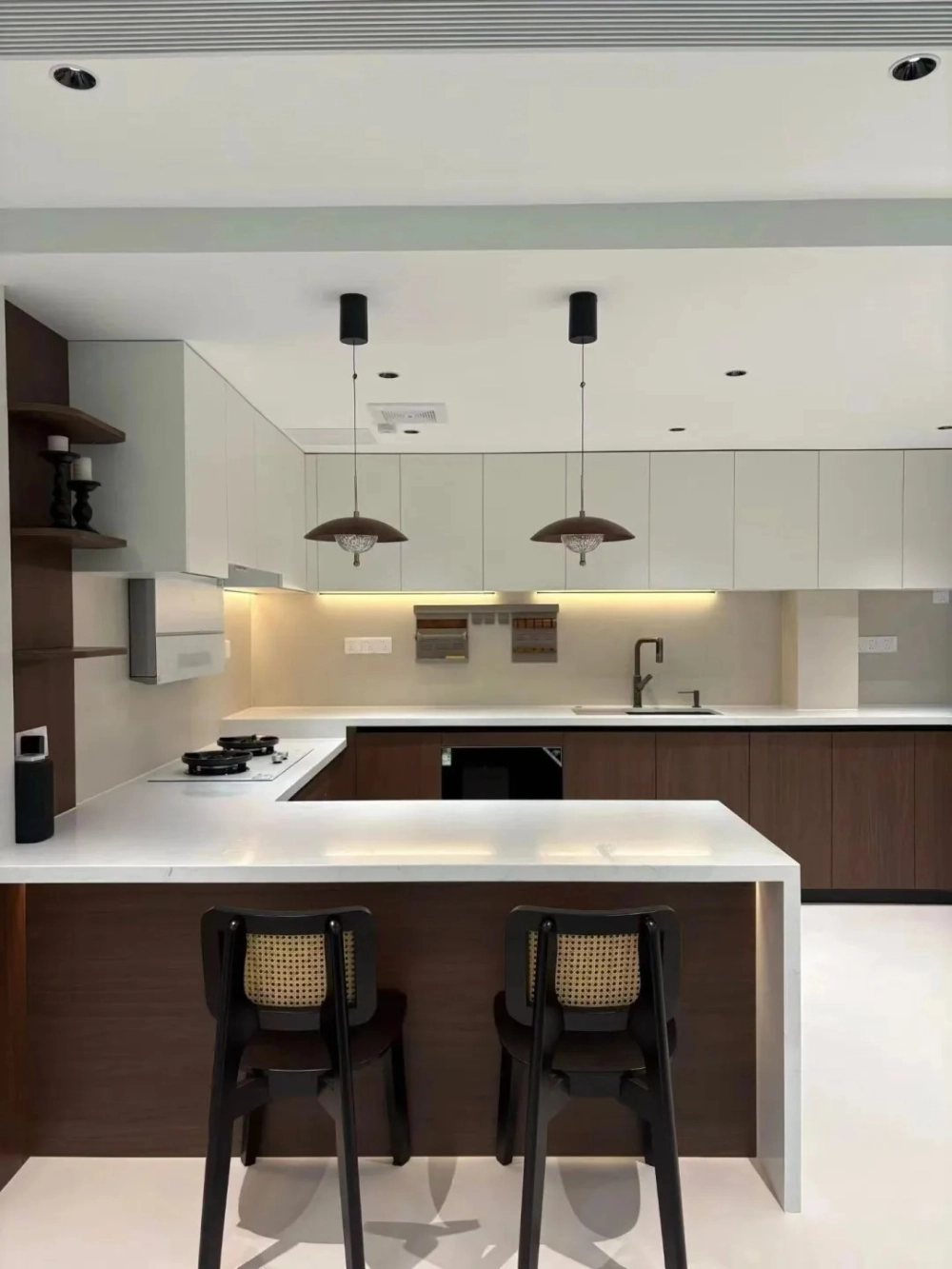 Cách bố trí ghế bar và đèn thả trần cho đảo bếp hiện đại