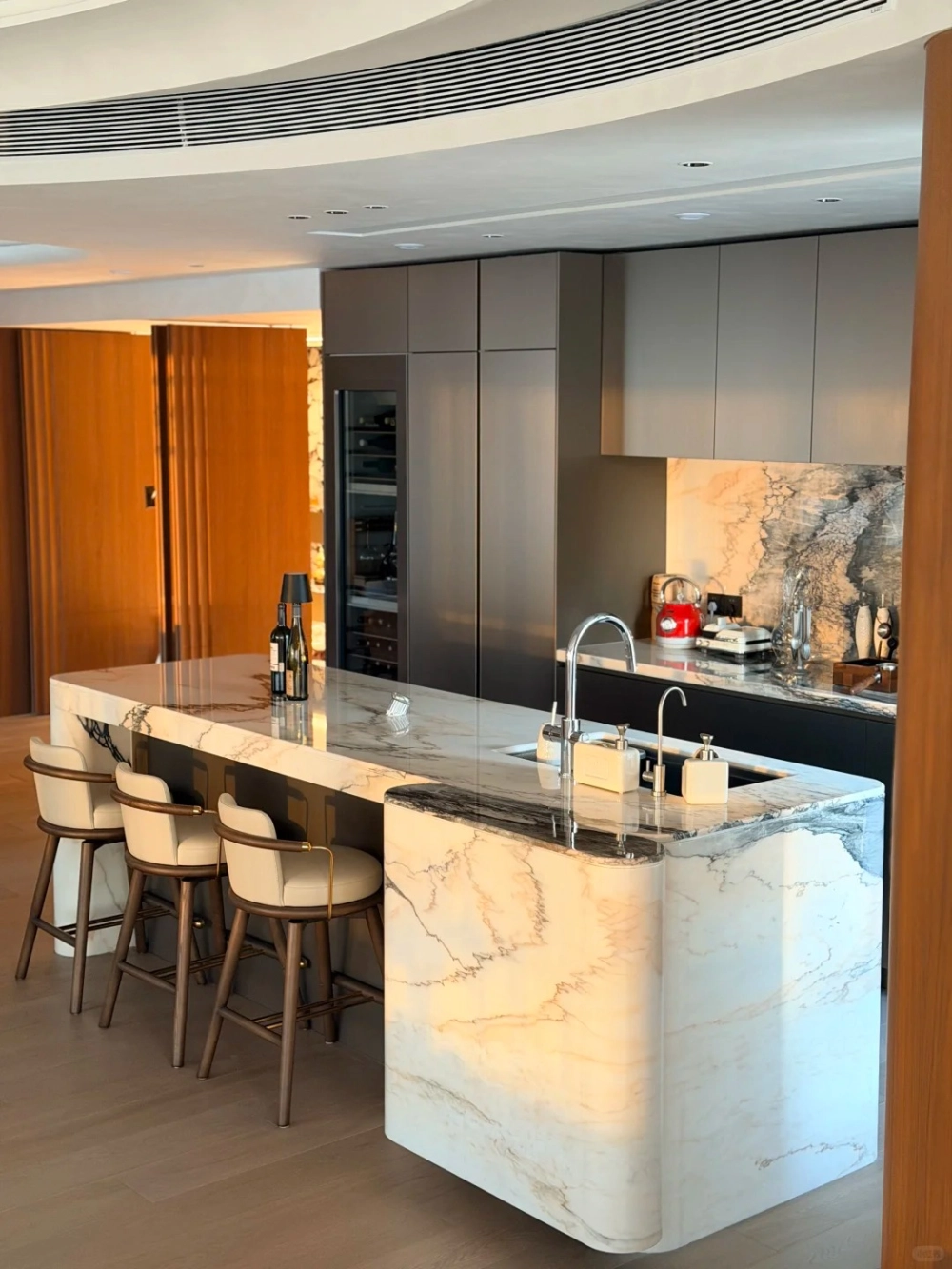 Mẫu đảo bếp quầy bar kiểu Bắc Âu với tông màu sáng