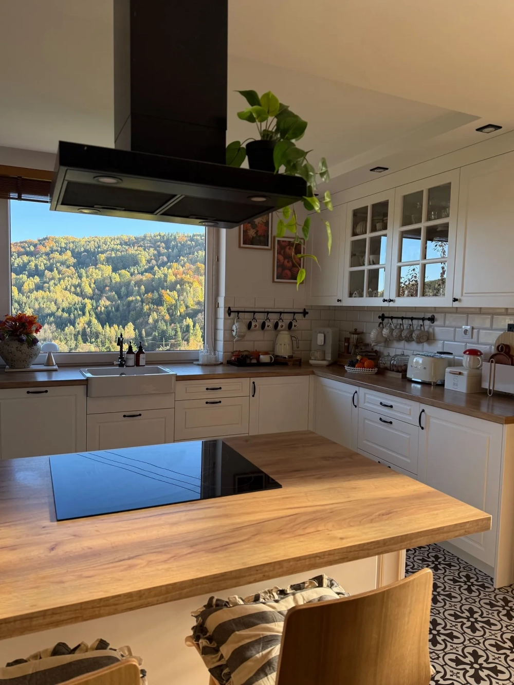 Góc bếp nhỏ đậm chất chill với khung cửa sổ đầy nắng và hoa tươi