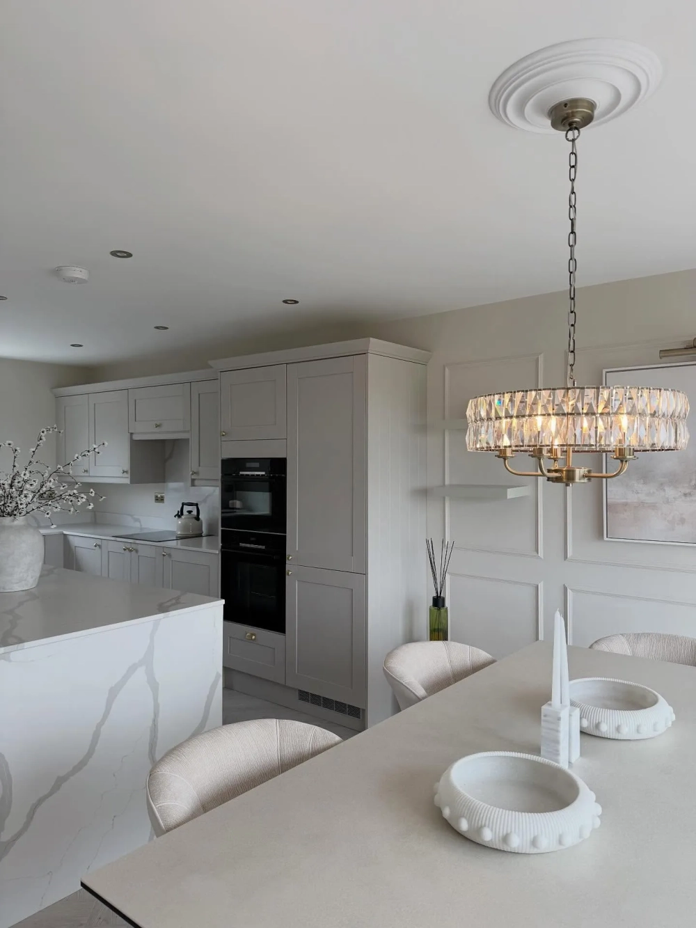 Decor bếp chill bằng kệ gỗ mở trưng bày ly tách gốm sứ nghệ thuật