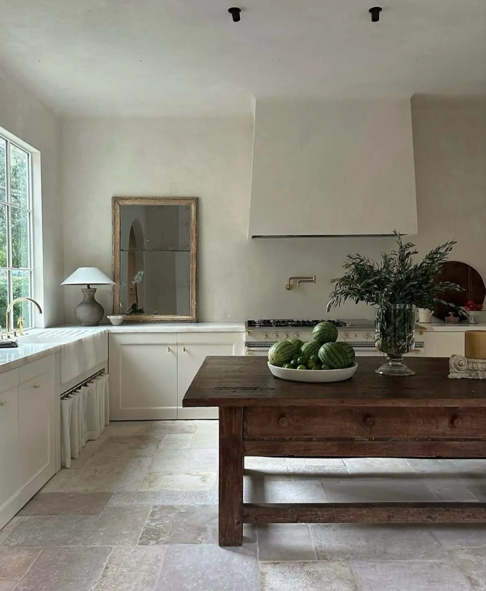 Bàn ăn nhỏ xinh trang trí khăn trải bàn caro theo lối decor bếp chill