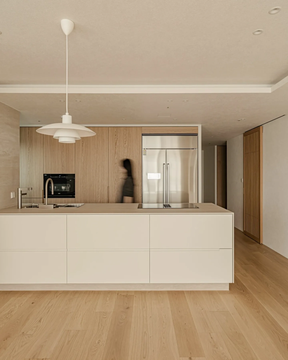 Sử dụng rèm cửa mỏng cho cửa sổ bếp nhỏ thêm xinh