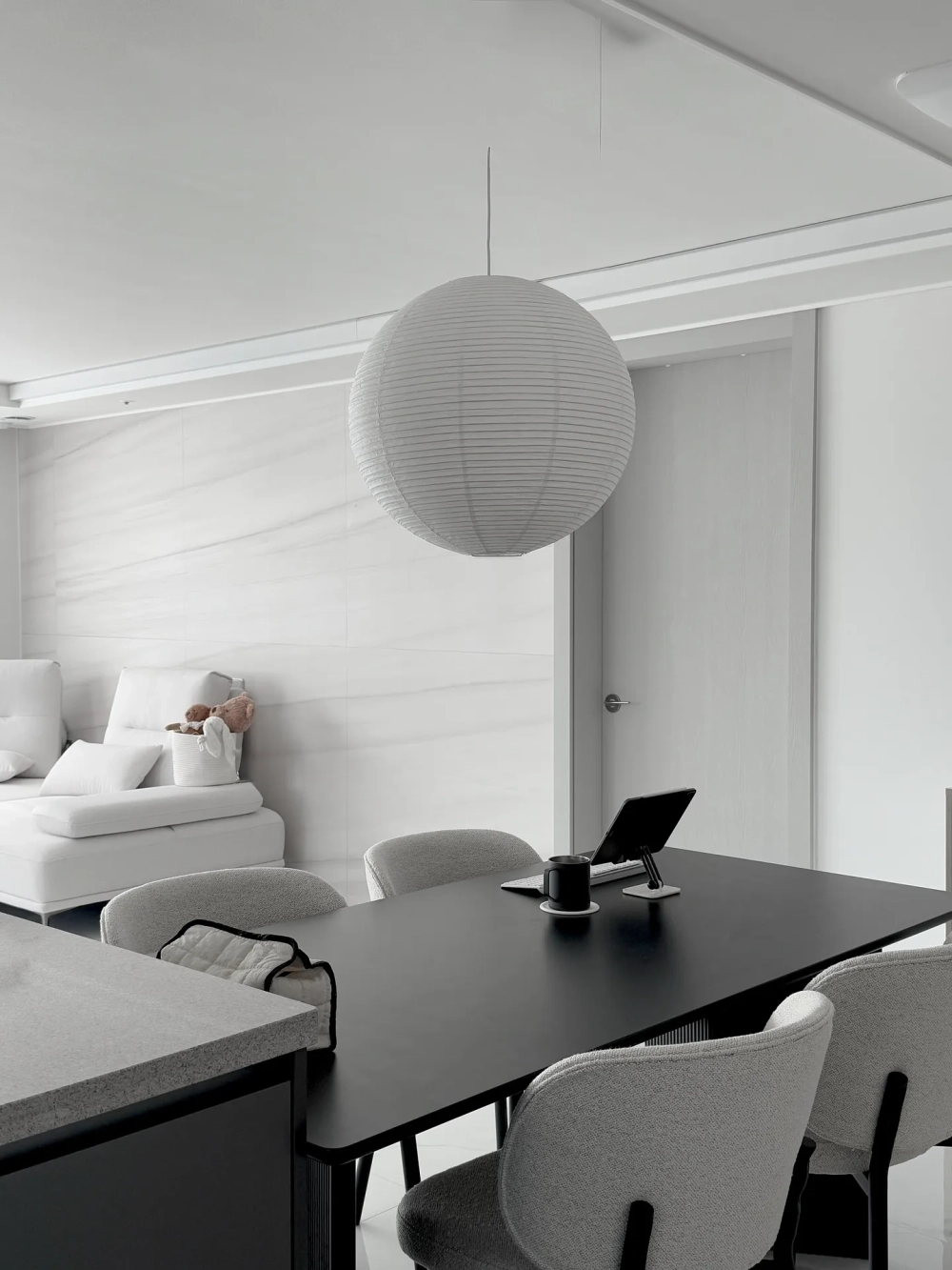 Mẫu decor nhà bếp nhỏ hiện đại với hệ thống ngăn kéo đa năng