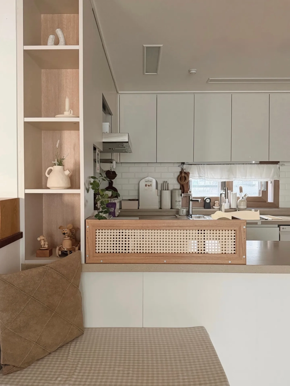 Cách sắp xếp tủ kệ kịch trần giúp decor nhà bếp nhỏ thoáng đãng