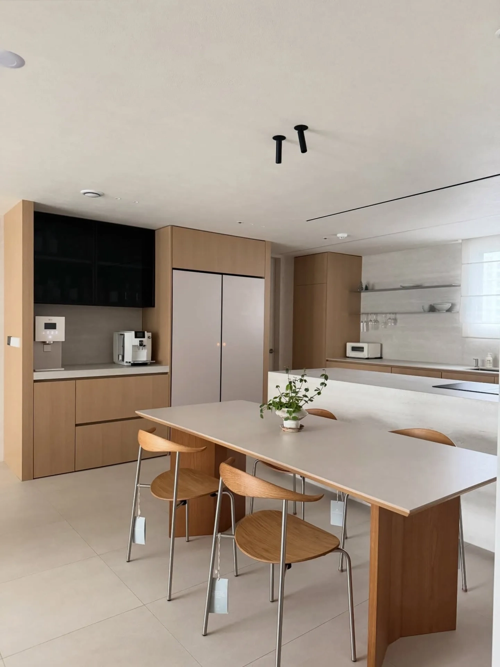 Trang trí bếp nhỏ đẹp với thảm trải sàn họa tiết bắt mắt