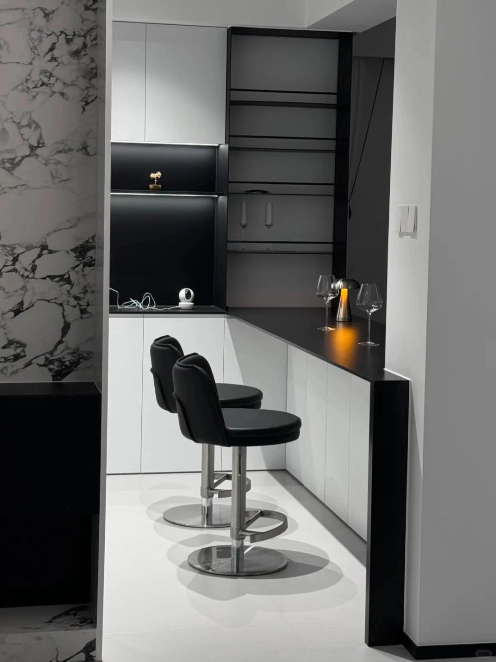 Ghế bàn đảo bếp bằng gỗ cao cấp với thiết kế tối giản