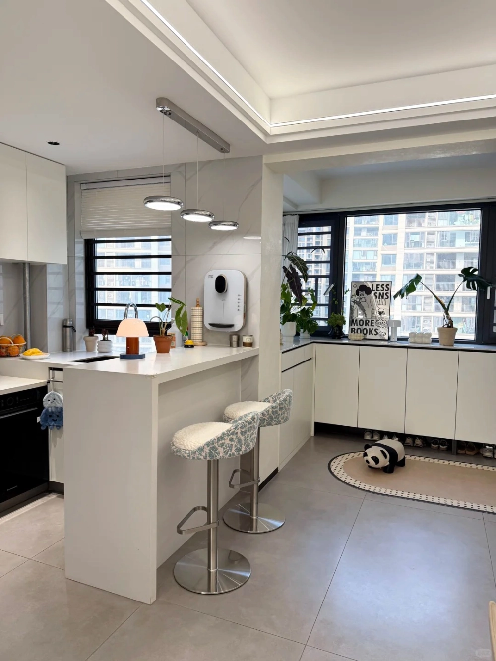 Ghế bàn đảo bếp màu xanh cổ vịt nổi bật