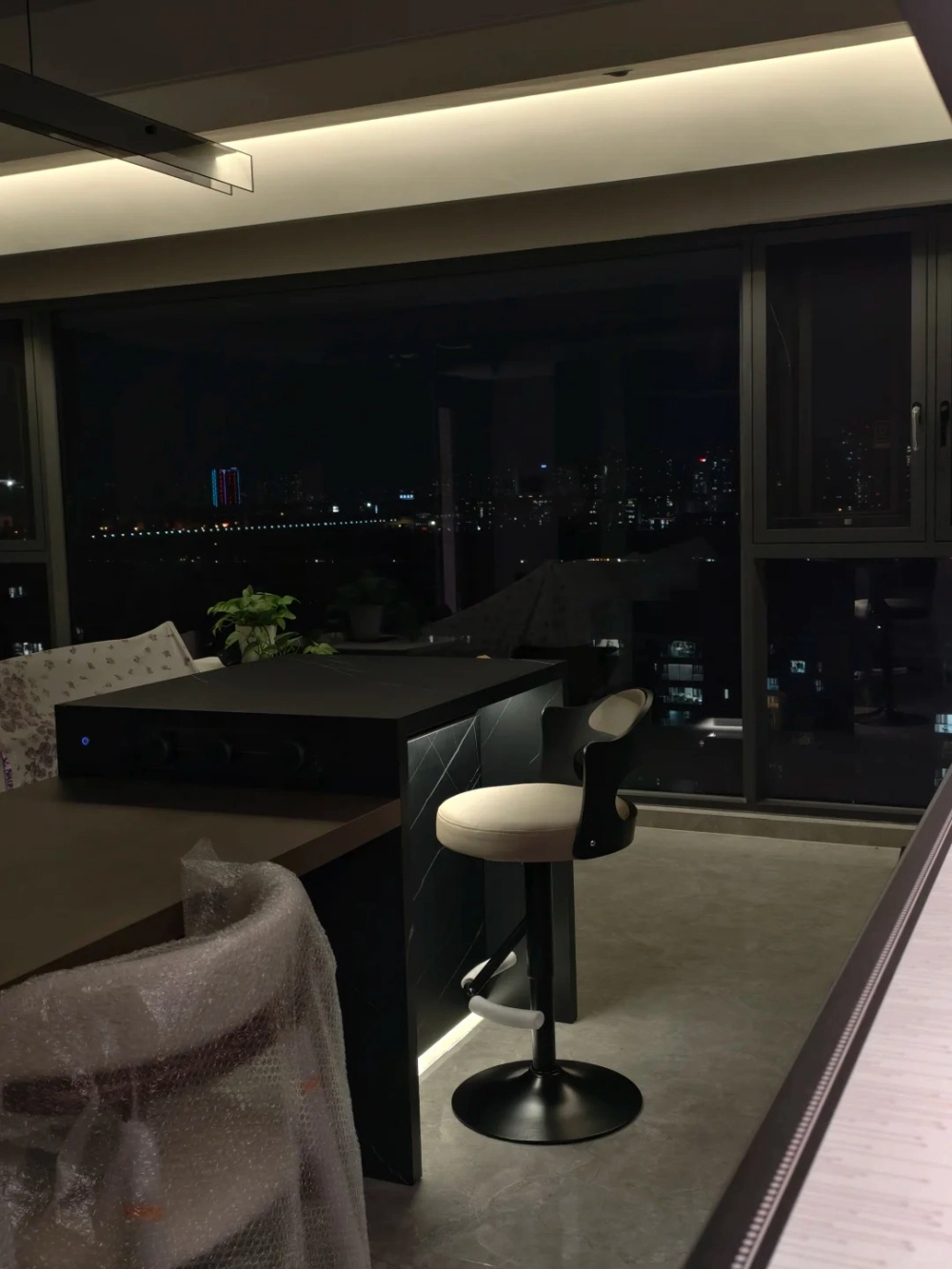 Ghế bàn đảo bếp màu xám trung tính hiện đại