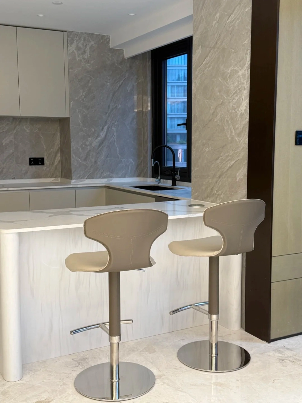 Ghế bàn đảo bếp hiện đại cho phòng bếp mở