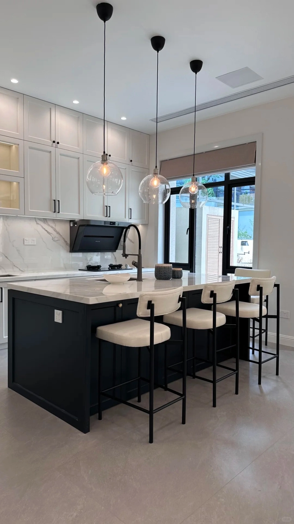 Ghế bàn đảo bếp mặt nhựa chân thép chắc chắn