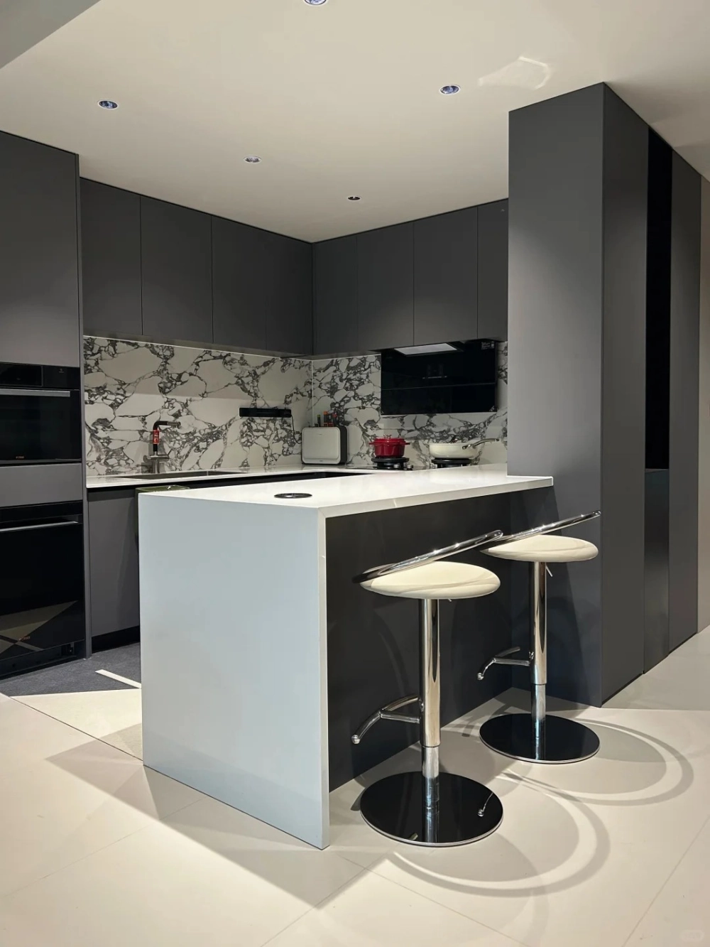 Ghế bàn đảo bếp mặt gỗ chân sắt uốn nghệ thuật