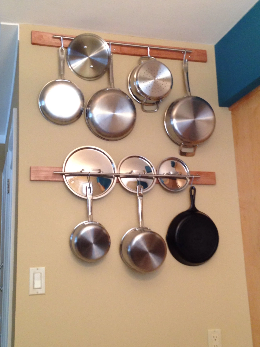 Giá để xoong nồi cánh kéo tích hợp ray giảm chấn