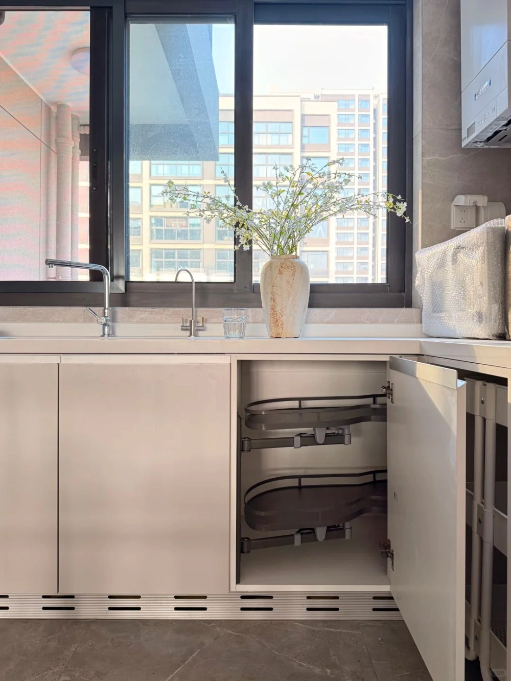 Kệ góc liên hoàn kết hợp ray âm giảm chấn hiện đại