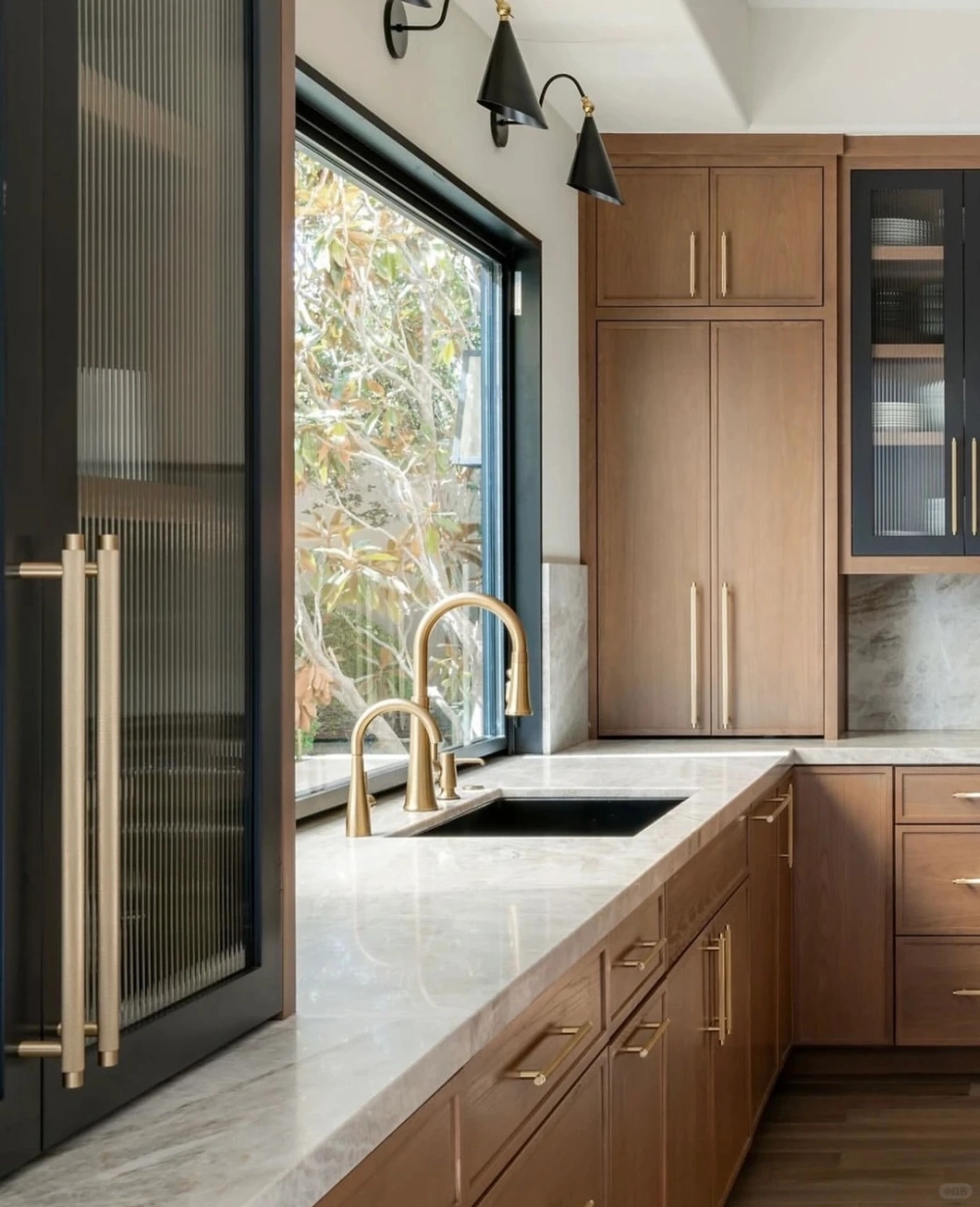 Lắp đặt tủ bếp gỗ cao cấp tại biệt thự sang trọng và đẳng cấp