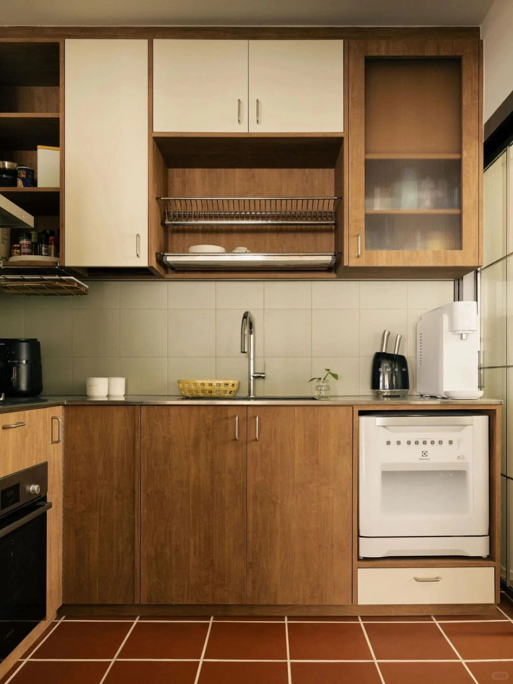 Tủ bếp gỗ óc chó sang trọng với vân gỗ tự nhiên độc đáo