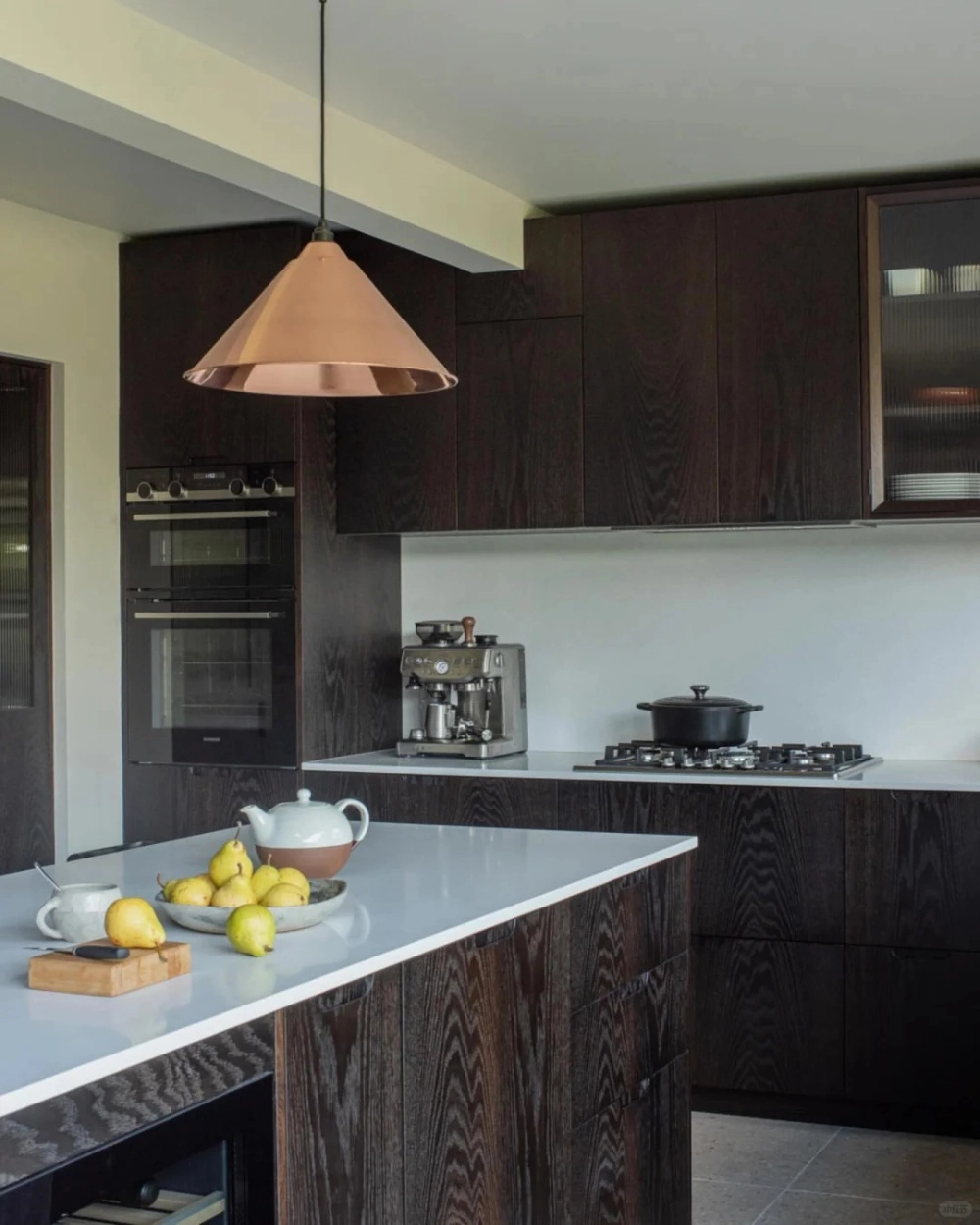 Mẫu thiết kế tủ bếp gỗ cao cấp theo phong cách tối giản hiện đại