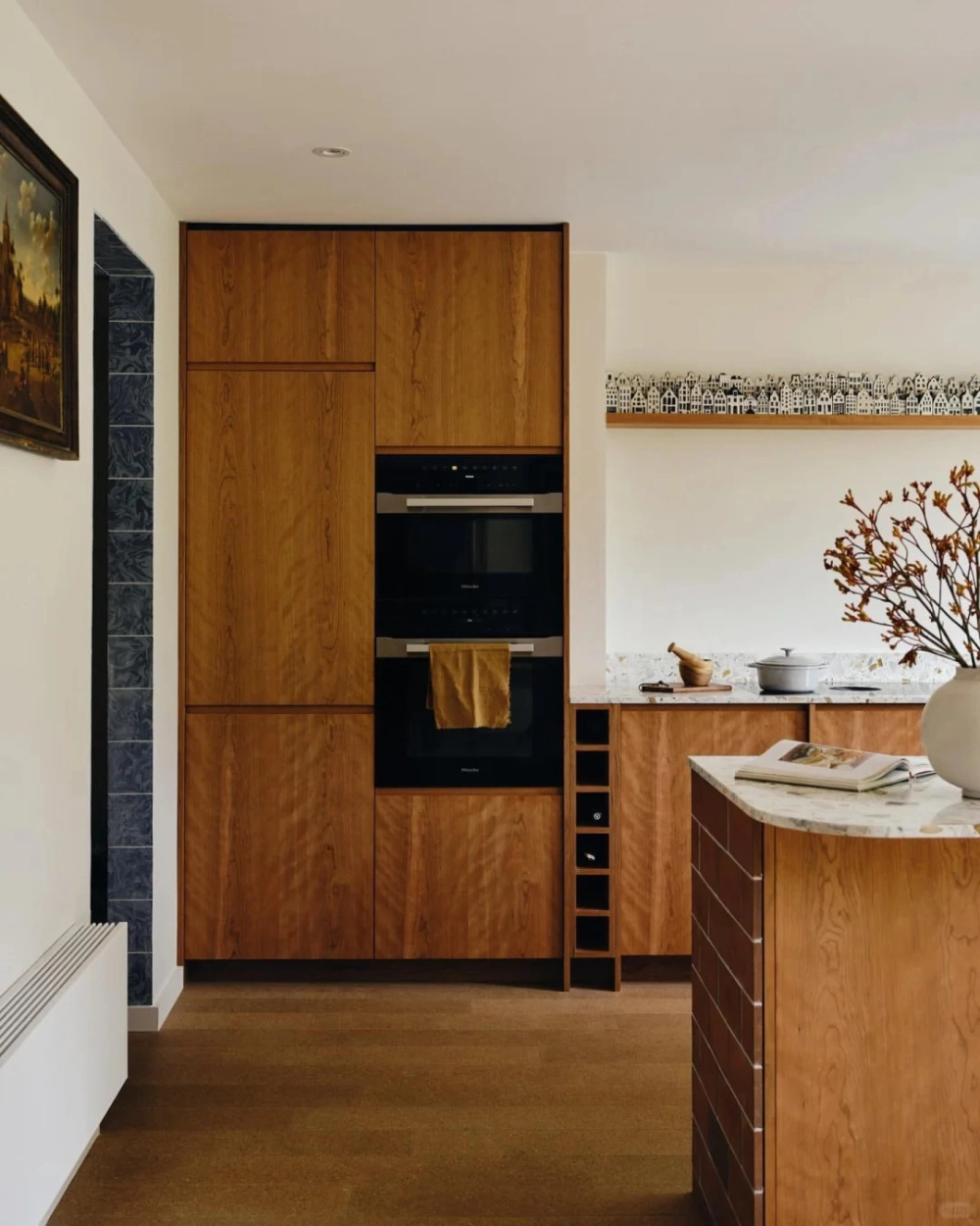 Thiết kế tủ bếp gỗ sồi tự nhiên cho không gian hiện đại