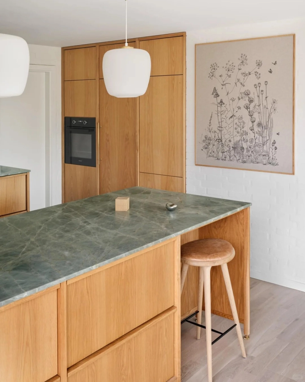 Mẫu tủ bếp gỗ cao cấp màu trắng tinh tế cho chung cư