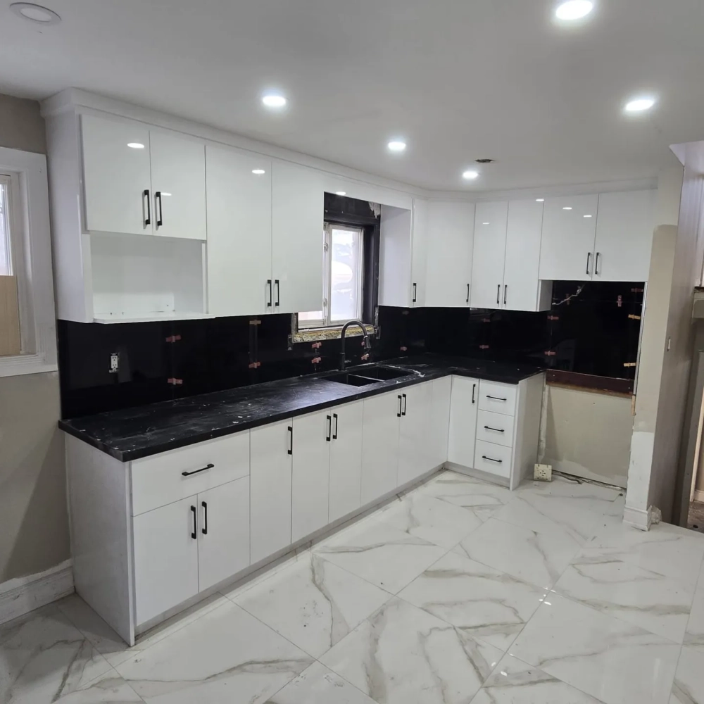 Thiết kế tủ bếp hiện đại tích hợp giá bát nâng hạ điện tử