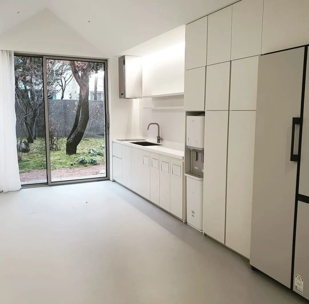 Tủ để đồ nhà bếp cánh kính cường lực khoe đồ decor