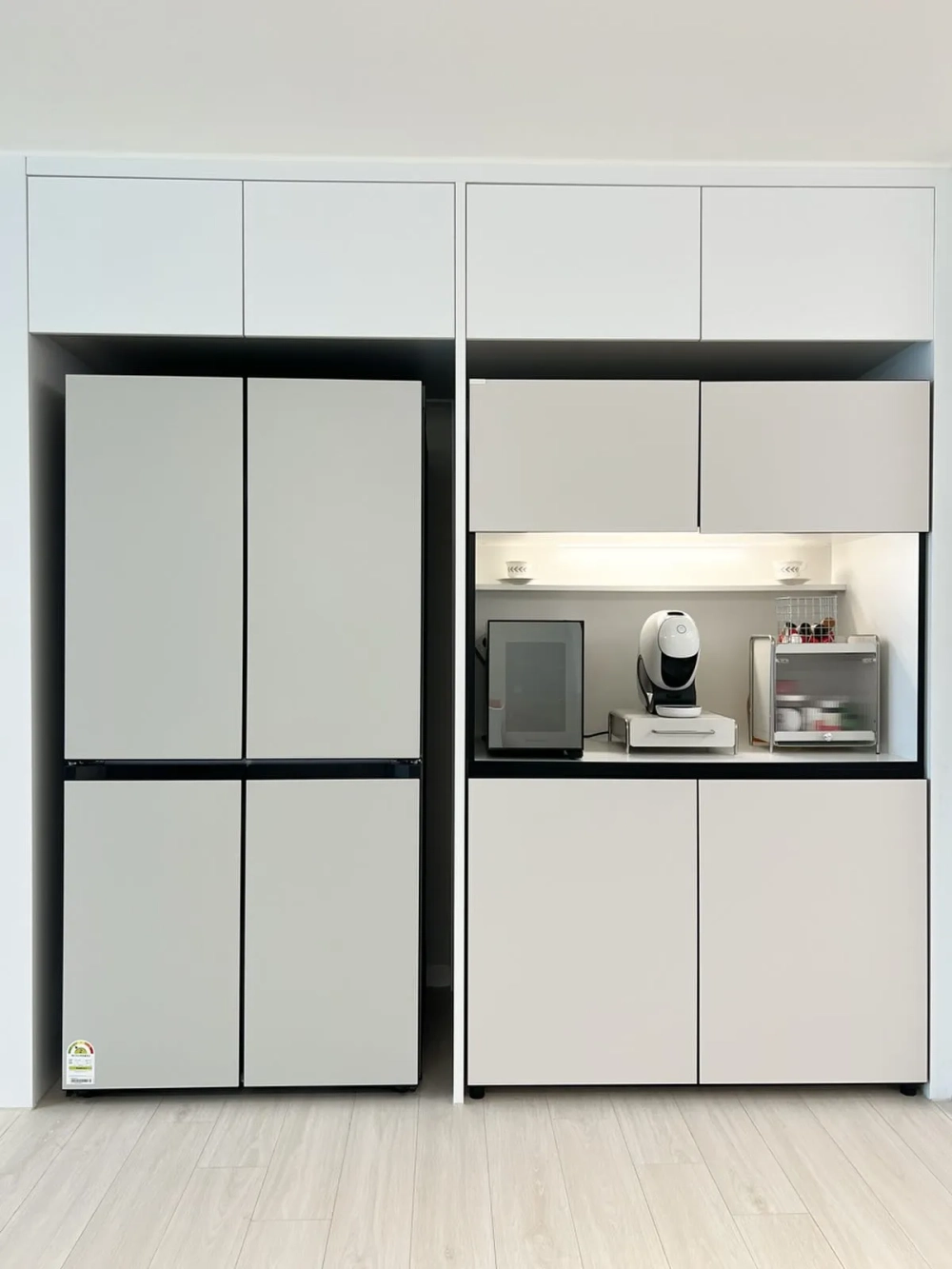 Hệ tủ để đồ nhà bếp không tay cầm chuẩn phong cách hiện đại